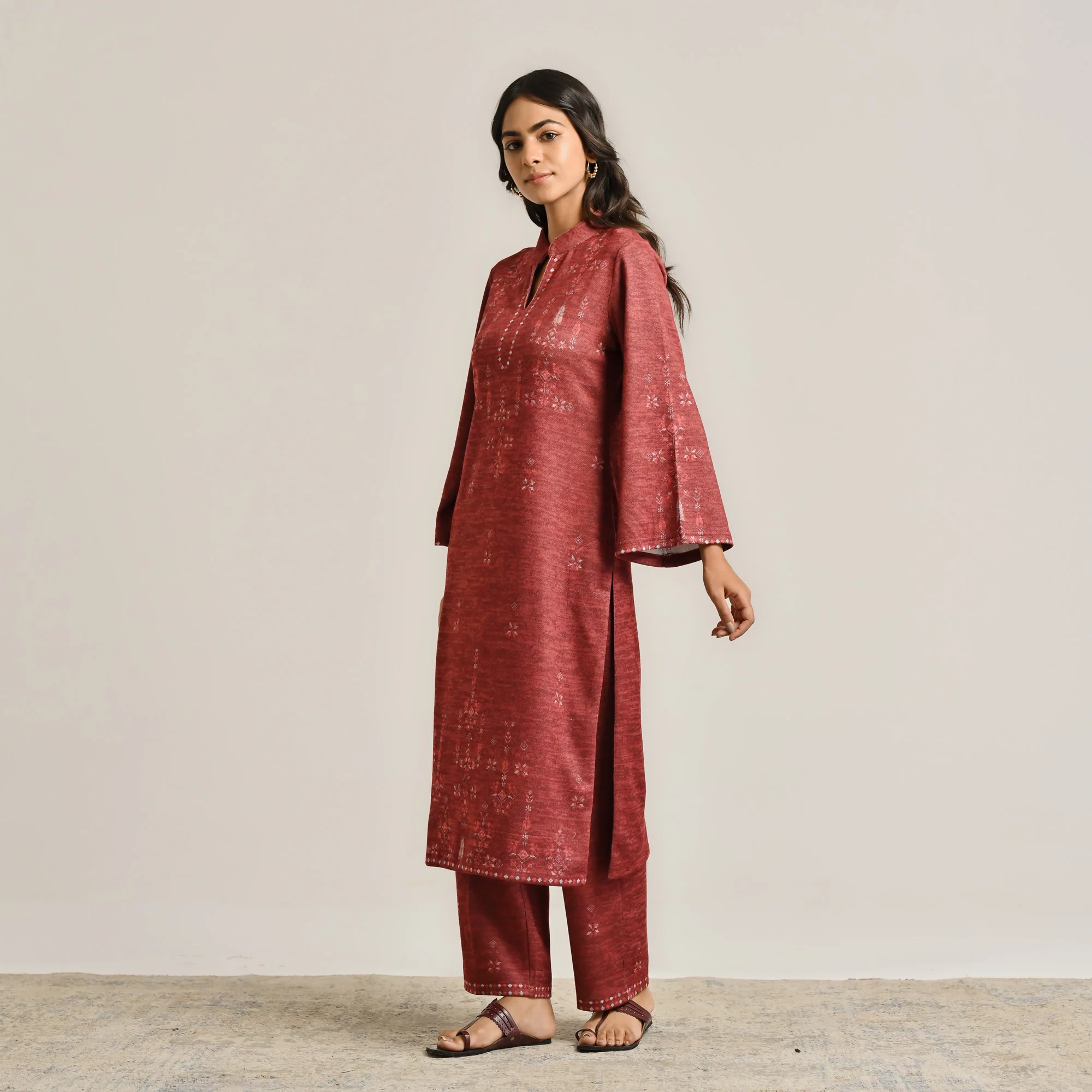 Maroon Contemporary Woollen Kurta Set - Image 5