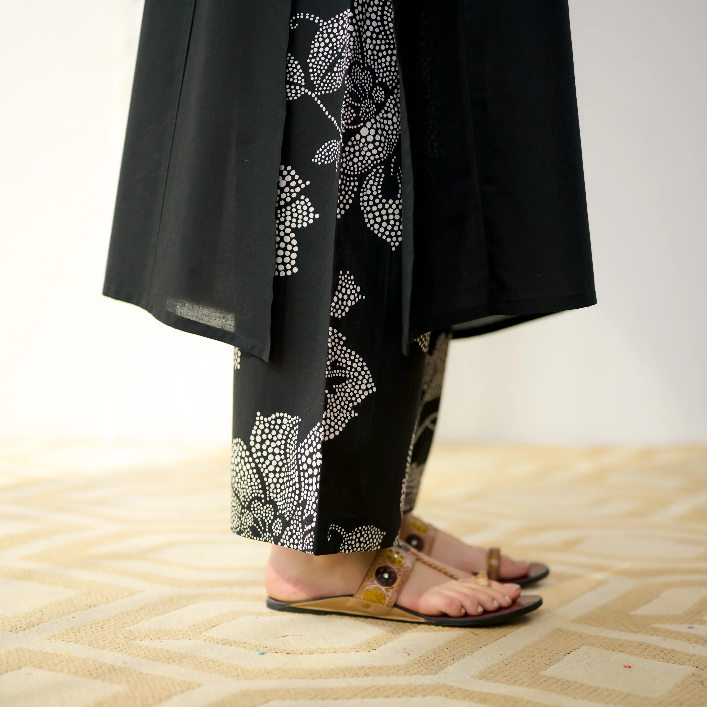 Meadow Patchwork Cotton Kurta Set - Black - Image 4