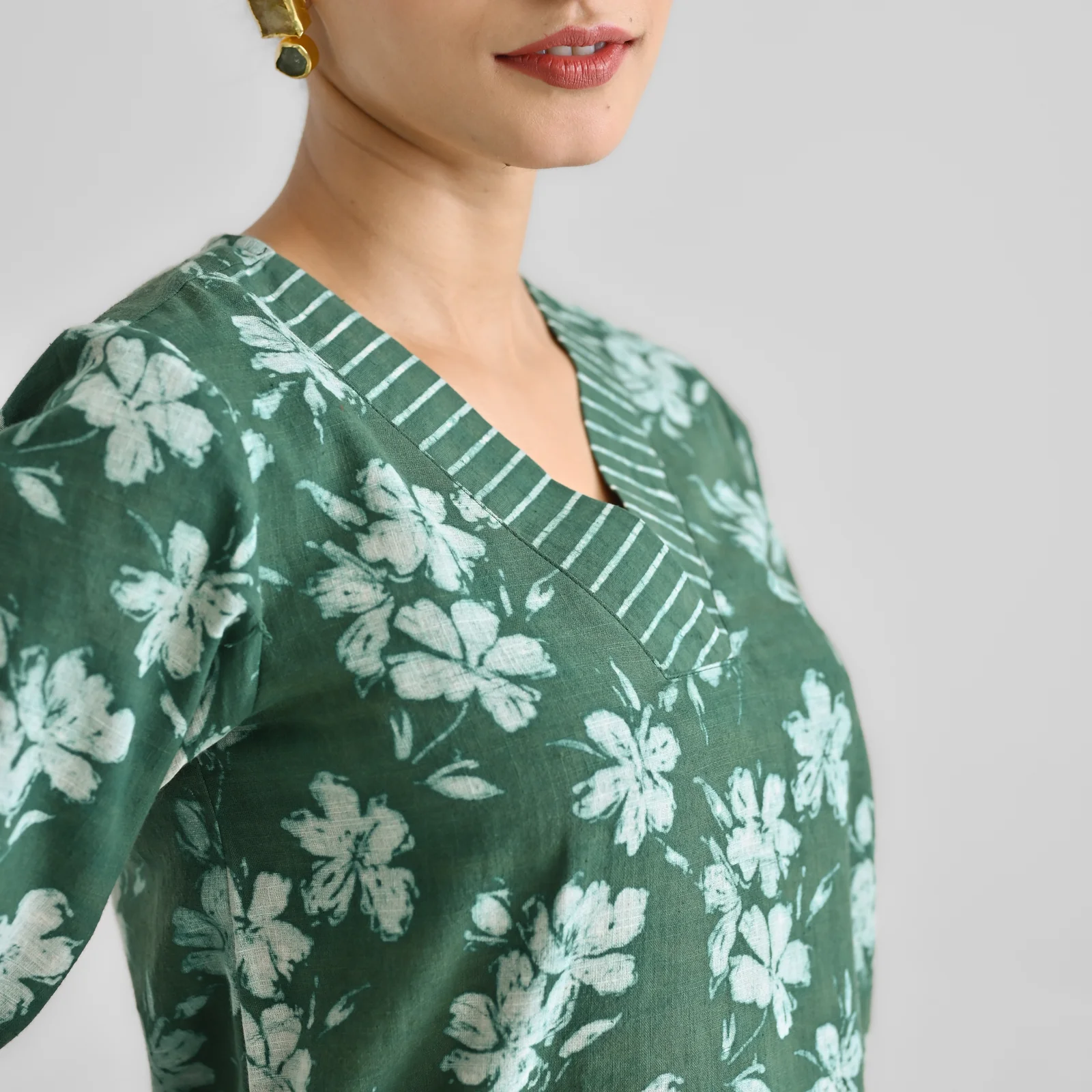 Moss Green Contemporary Dabu Inspired Cotton Tunic with V Neckline - Image 2