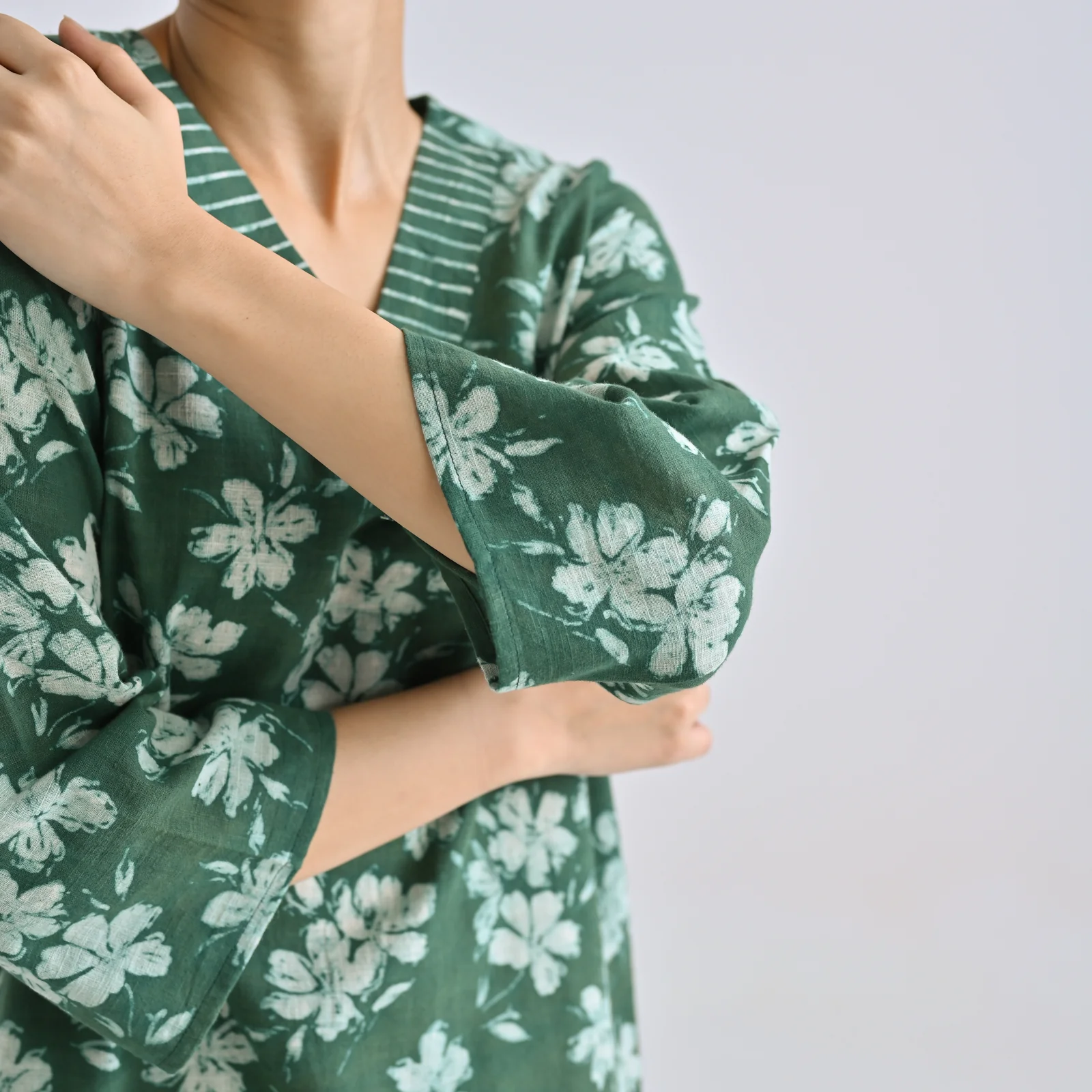 Moss Green Contemporary Dabu Inspired Cotton Tunic with V Neckline - Image 7