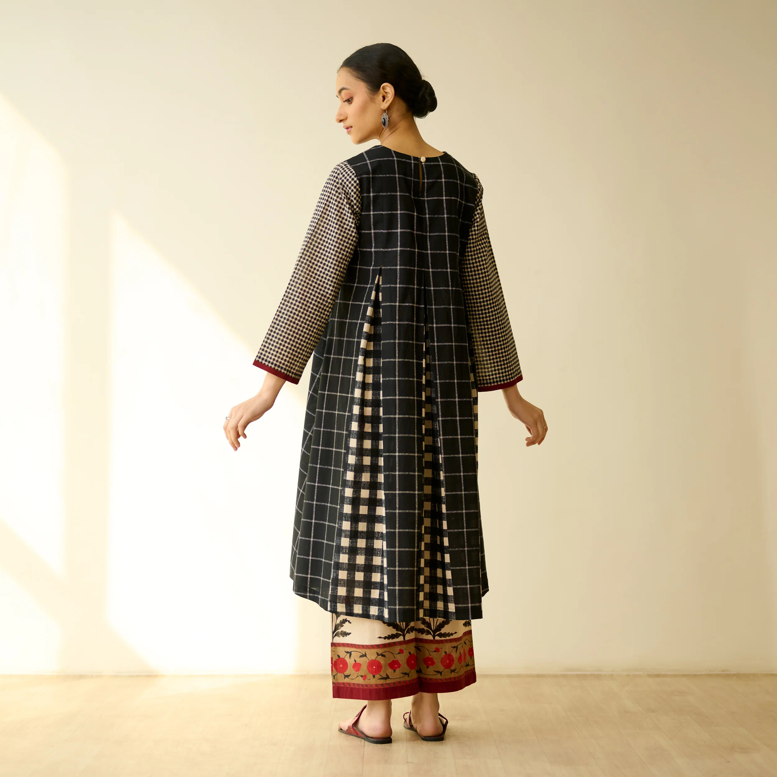 Pattern Play Fine Slub Cotton Kurta Set - Black - Image 10