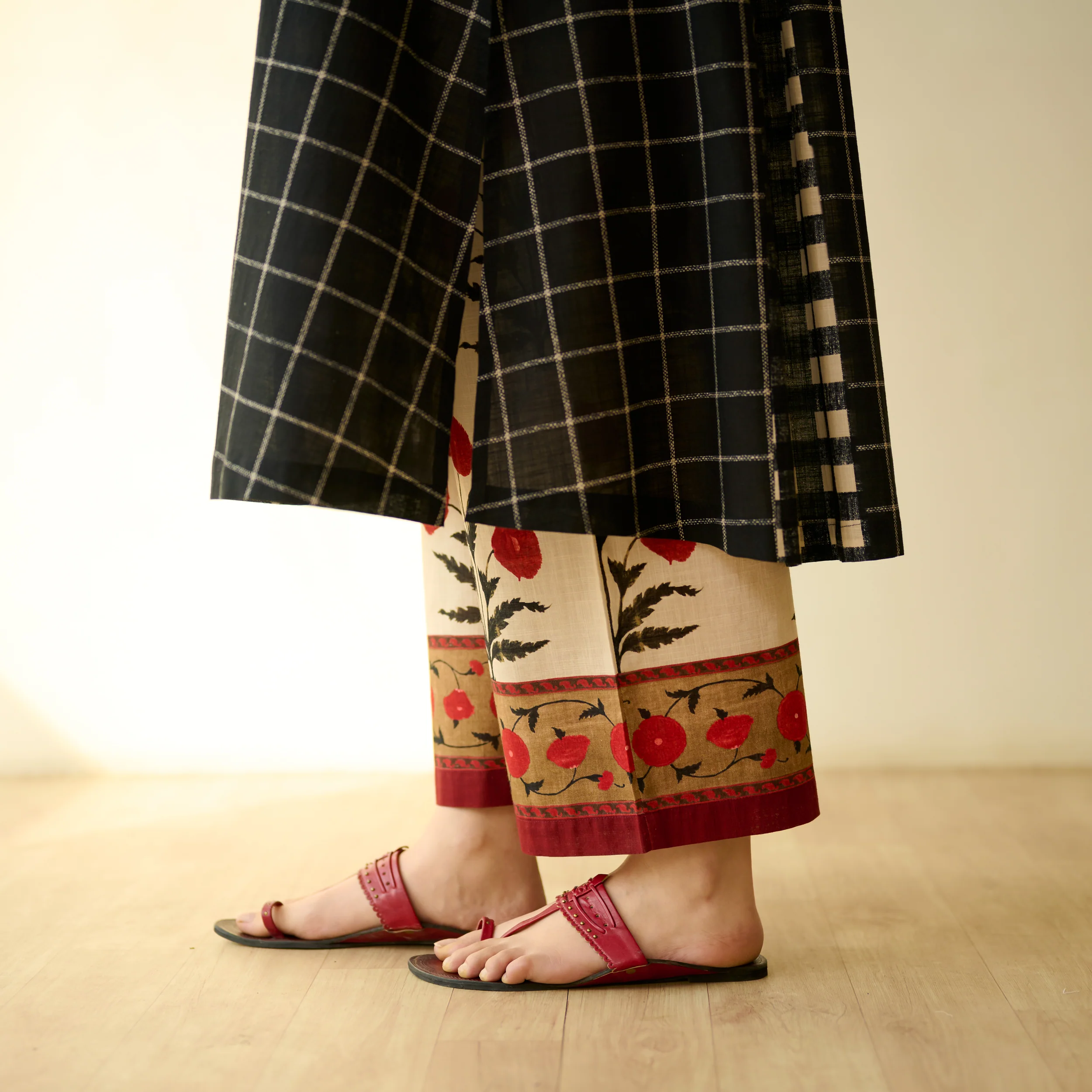 Pattern Play Fine Slub Cotton Kurta Set - Black - Image 3