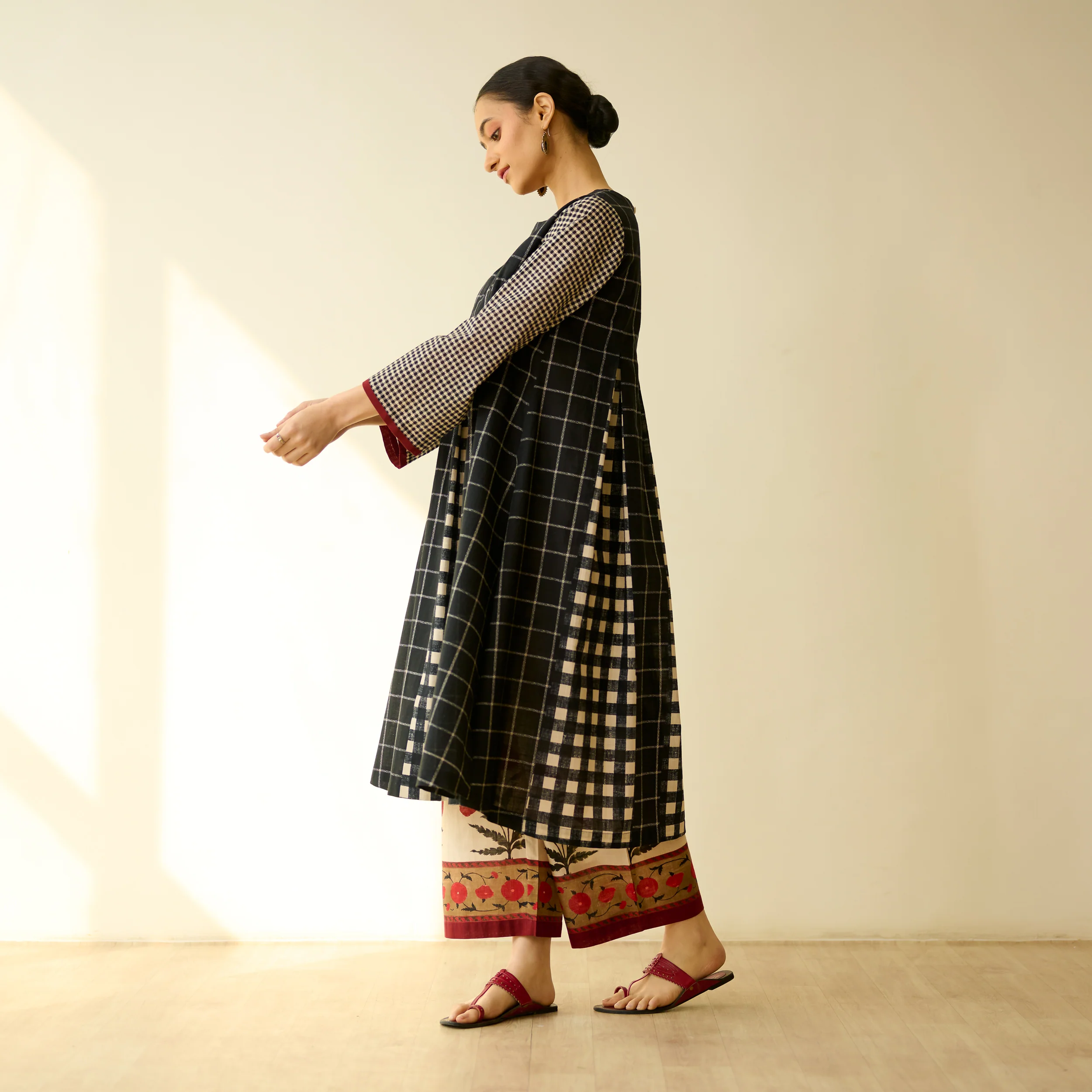 Pattern Play Fine Slub Cotton Kurta Set - Black - Image 4
