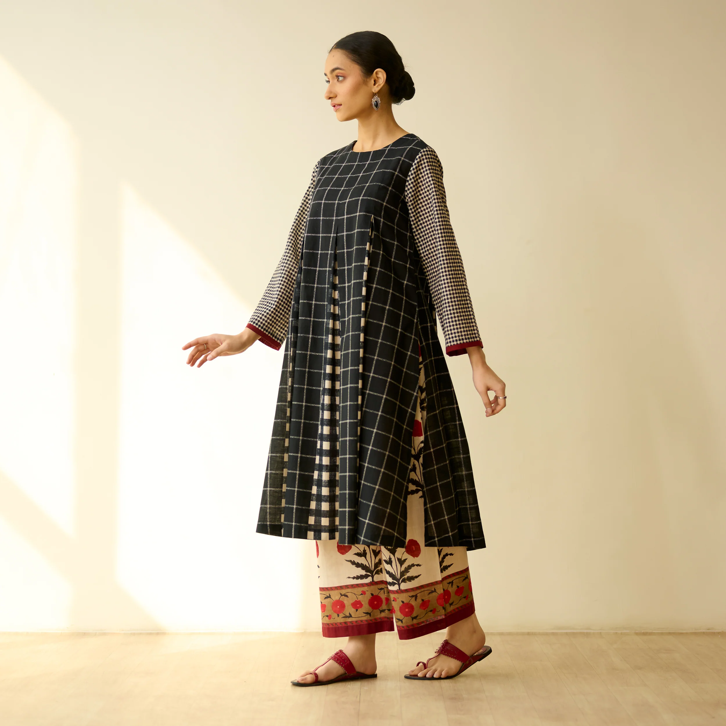 Pattern Play Fine Slub Cotton Kurta Set - Black - Image 5