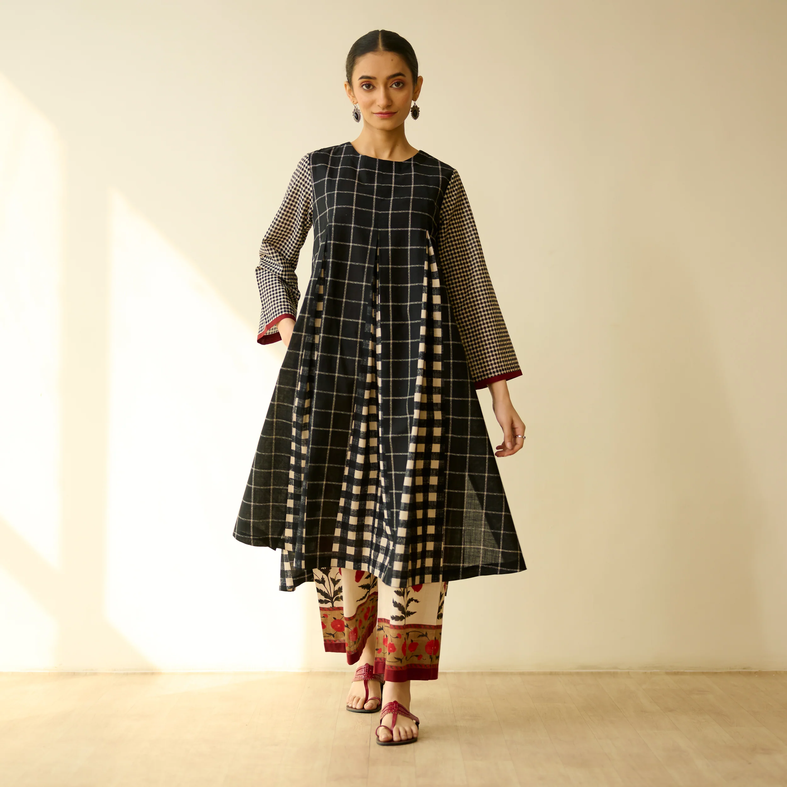 Pattern Play Fine Slub Cotton Kurta Set - Black - Image 7