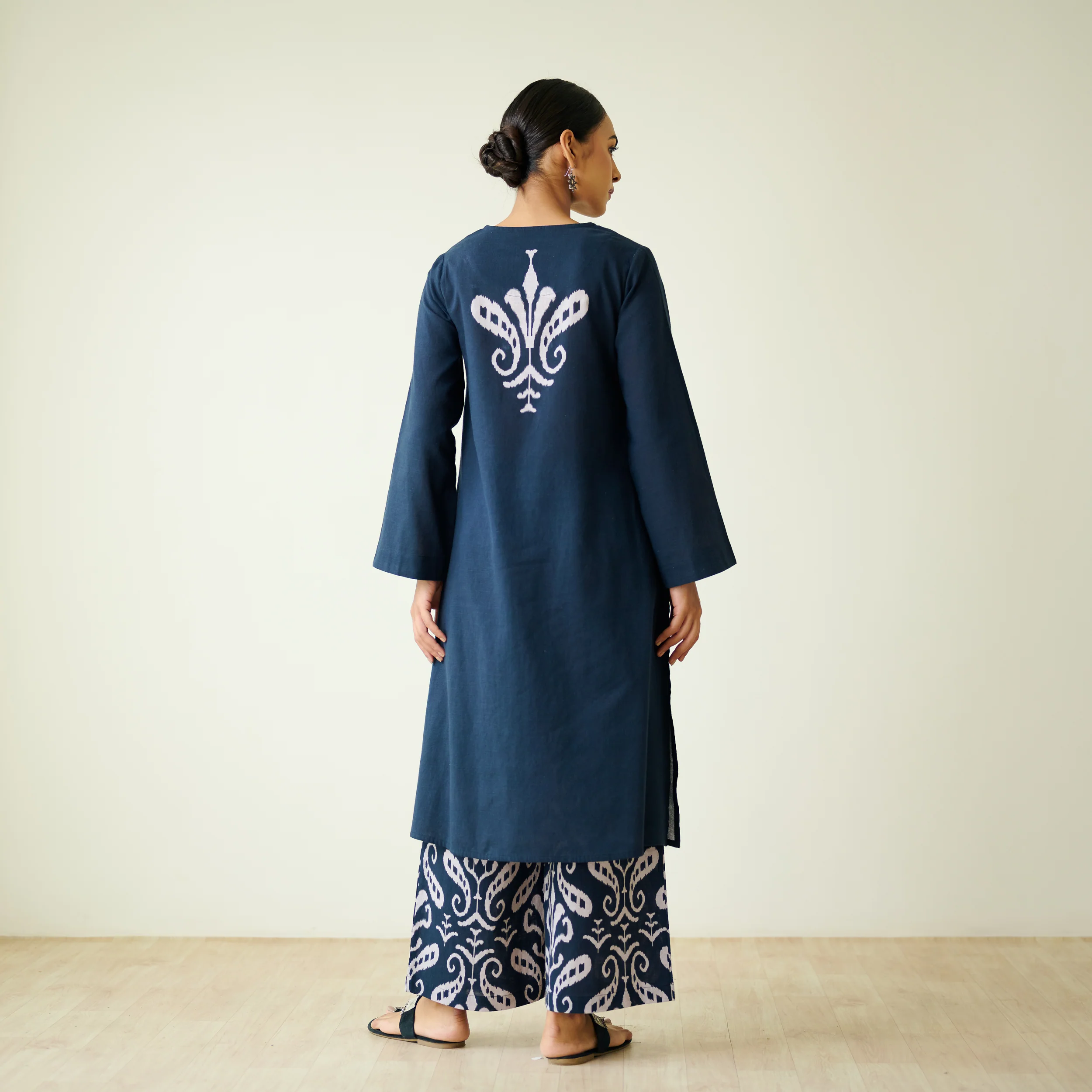 Resha Slub Cotton Kurta Set with Mukaish Work - Charcoal - Image 7