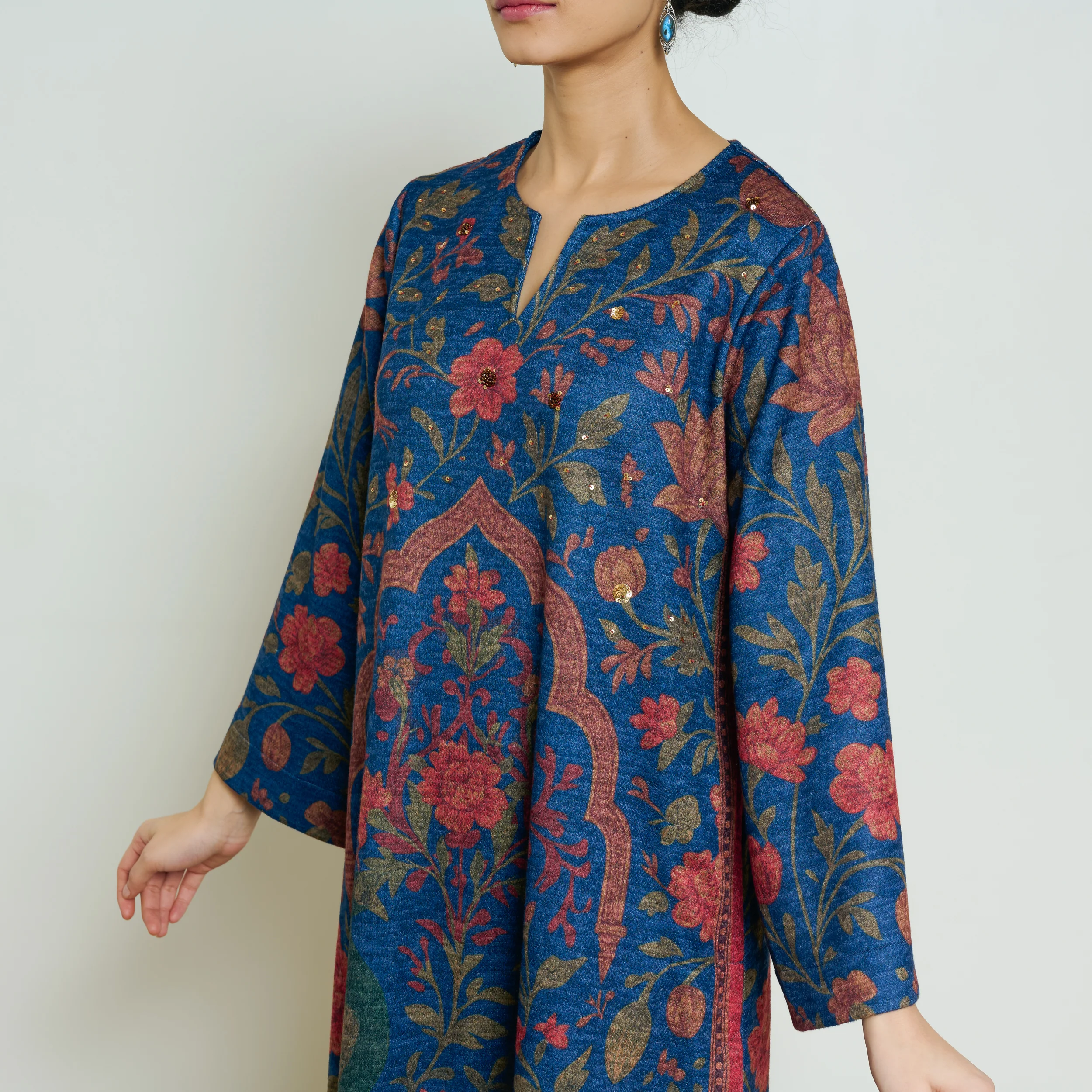 Valley of Flowers Hand Embroidered Woollen Kurta Set - Electric blue - Image 3
